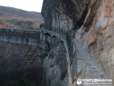 Pasarela salvando Pontón de la Oliva- Senda Genaro GR300 - senderismo al aire libre; grupos montañ